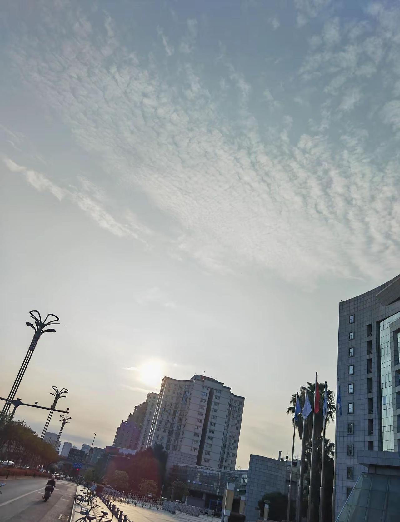 成都的天空。2026年六月27日，成都晴转阴转小雨。今天的天气很奇葩，一大早太阳