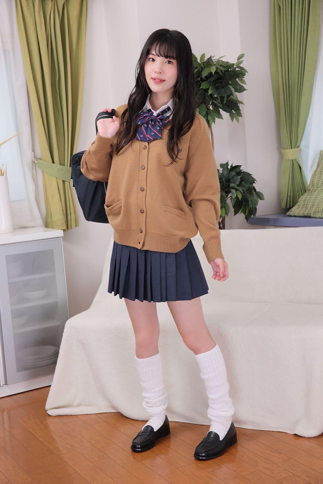 元气少女穿搭指南，暖色系毛衣+百褶裙，可爱又减龄！💕