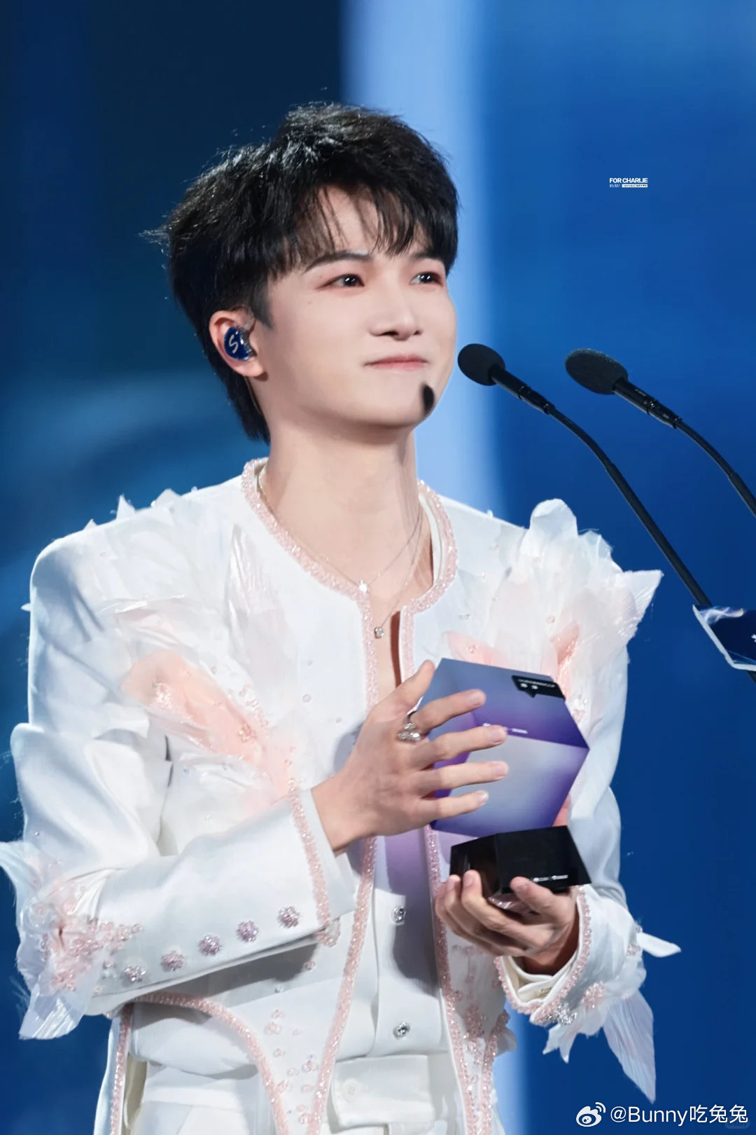 周深差点拿错奖杯周深领奖现场太有看点！拿下时代之声荣誉，出场甩戒指超灵动，上台后