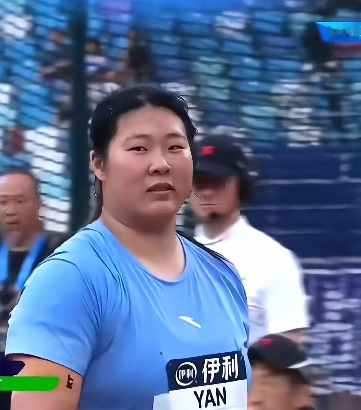 一个18岁的女孩，扔出一杆标枪，71米74。
然后，她直接收起东西，不比了。
后