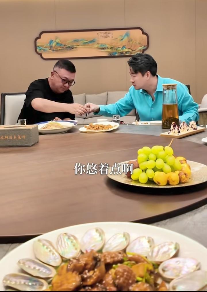 近日，曹云金在自己的聚友轩清真菜馆宴请董路，喝的是红茅，菜品有:炒板筋、天津名菜