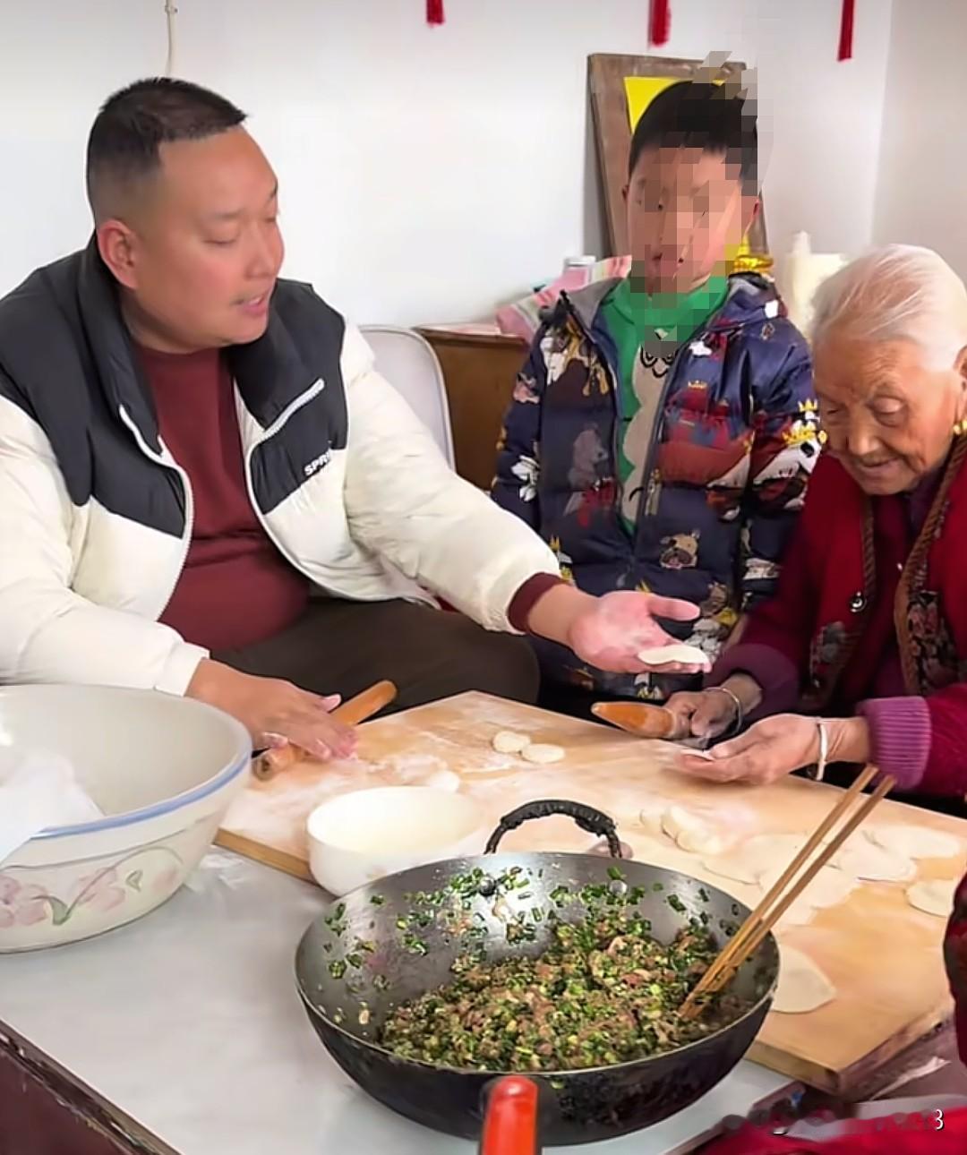 王晓举和亲生妈妈之间发生了什么？生母又回到了原来的家。带着四个孩子过年，又干起来