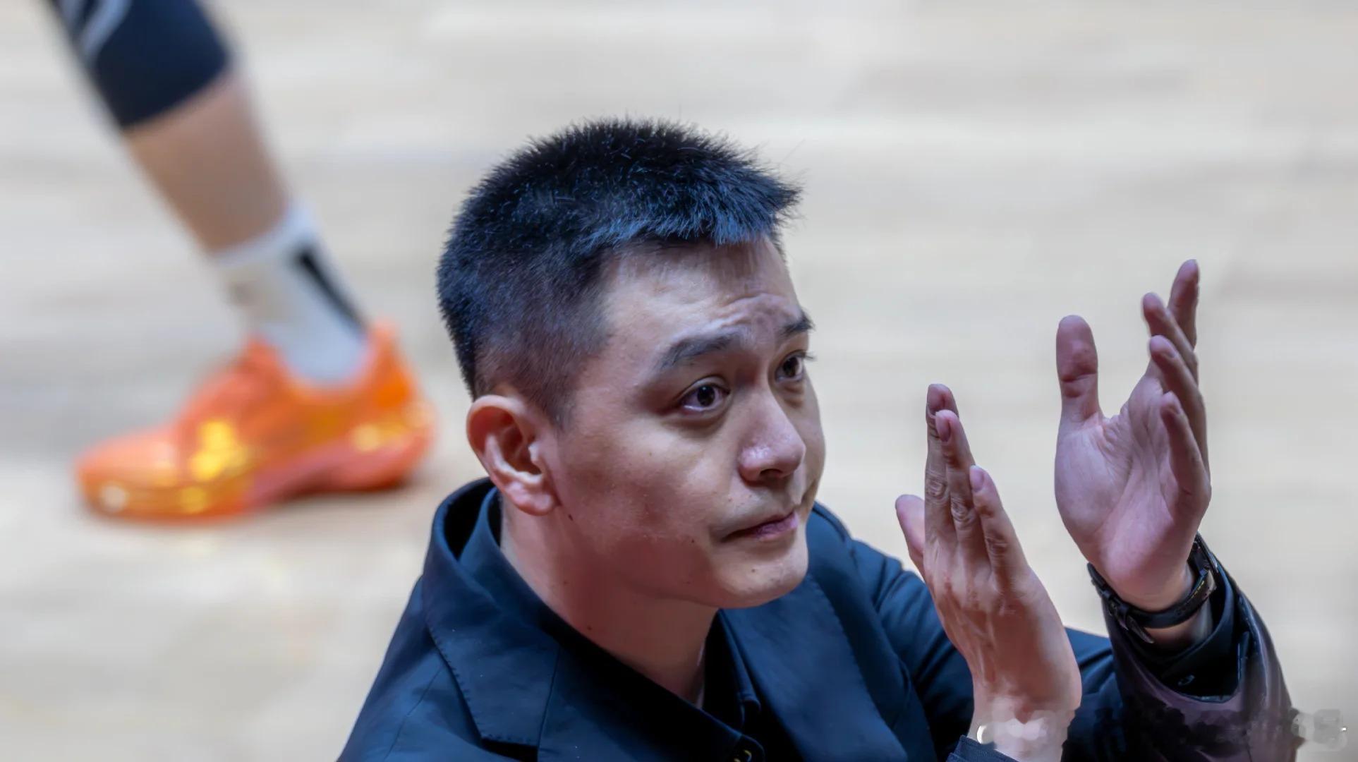 杨鸣在今晚比赛前的全队训练结束后，面对采访，将最近球队状态低迷的原因全都归结于自