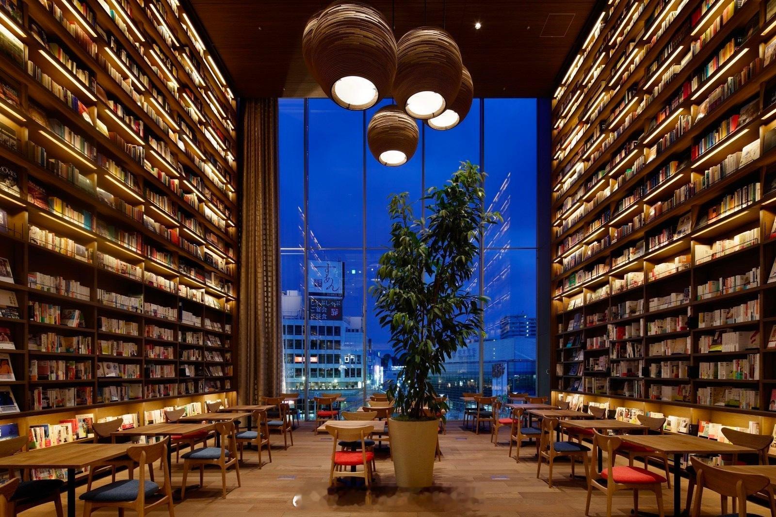 想起前几年，蚂蚁集团眼瞅着就要上市了，估值冲到了2200多亿美元，差点就摸到了1