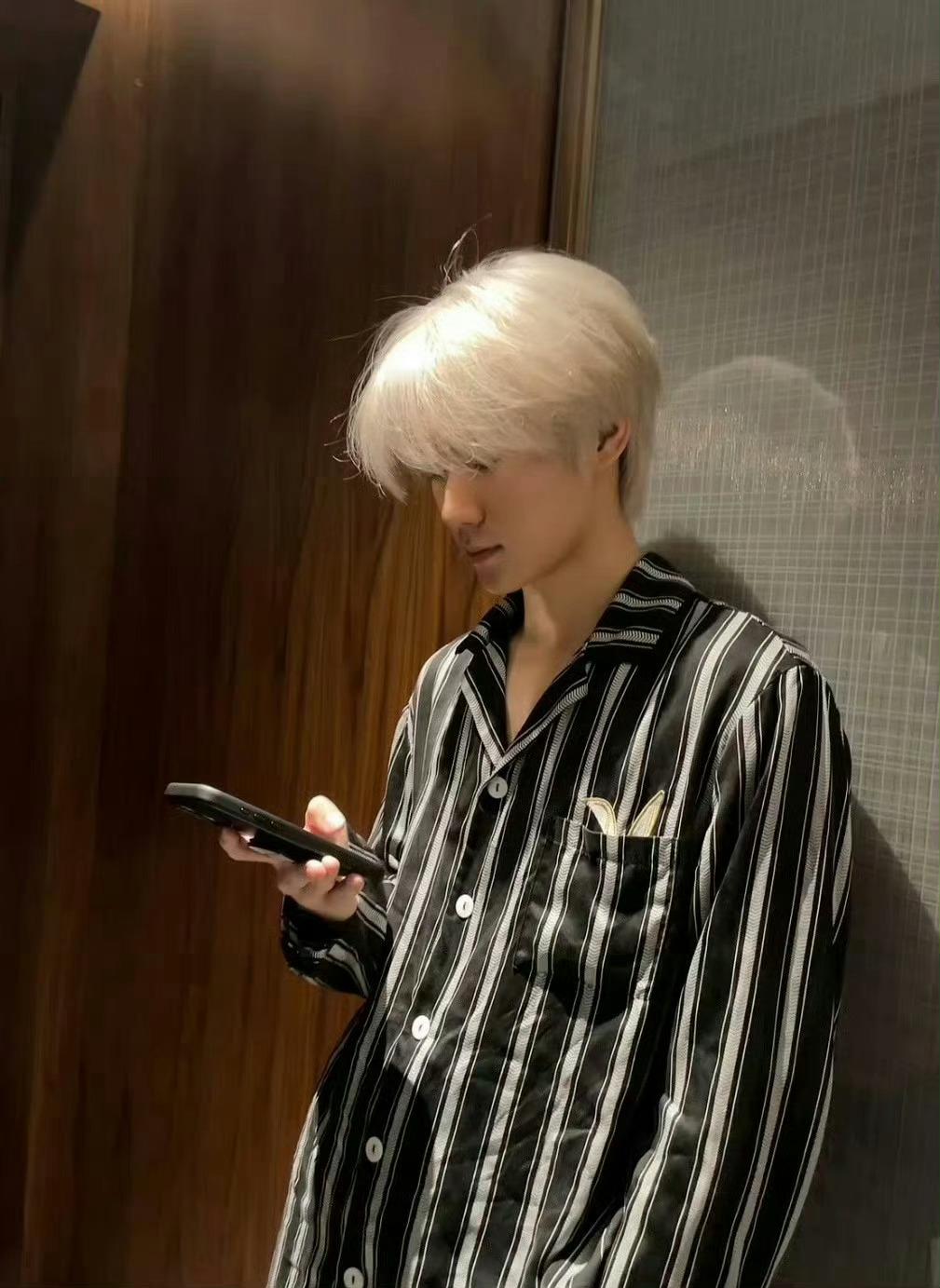 #张真源白发##张真源[超话]#哇塞张真源你帅的有点太过分，这不就是撕漫男本男 