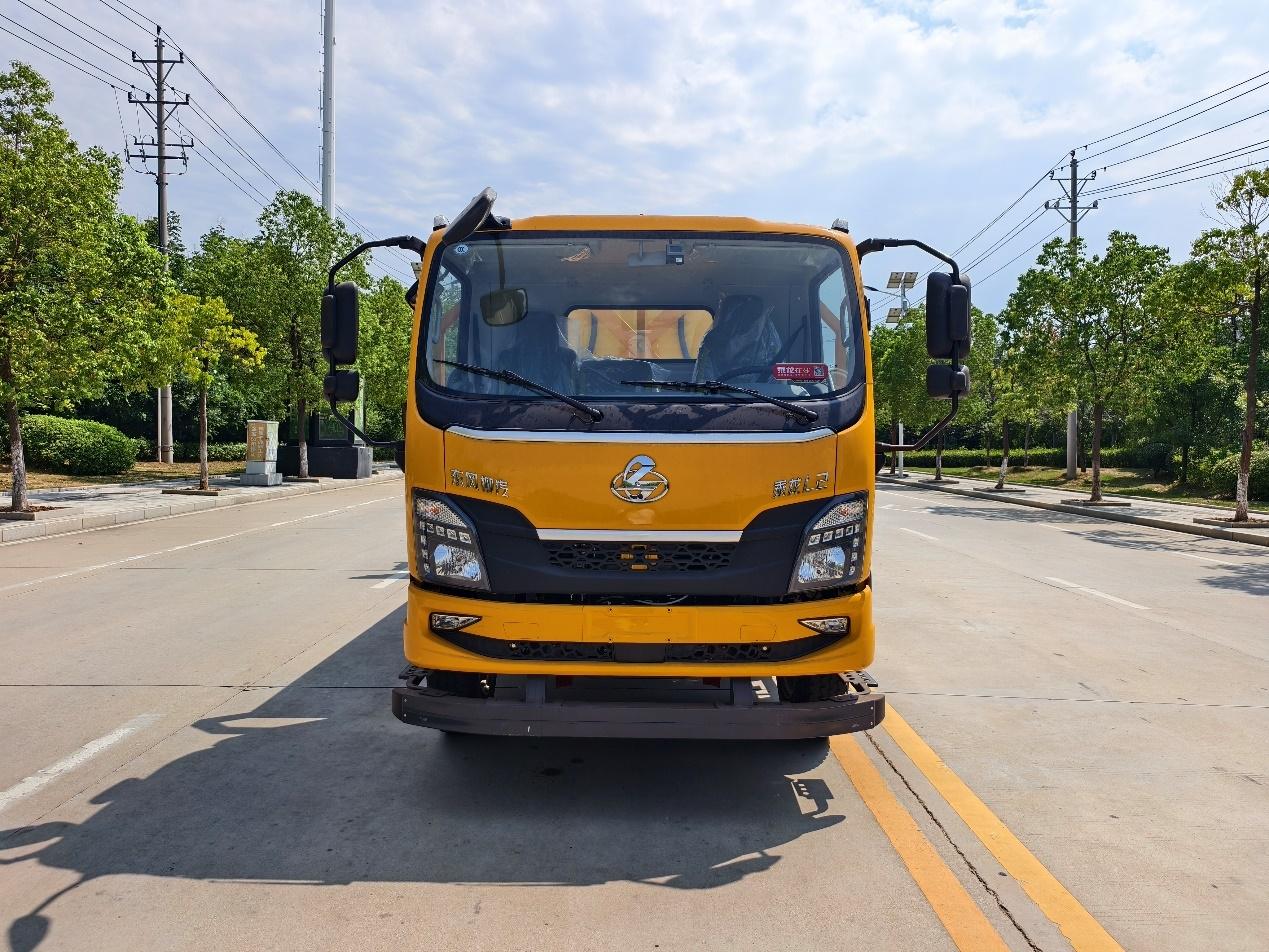 乘龙卡车家族中的小兄弟——乘龙100K防撞缓冲车，随着国家政策对道路施工安全管理