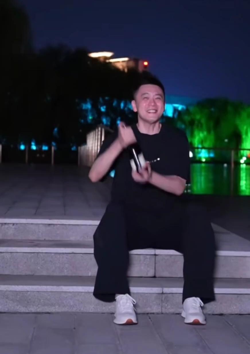 可怜的杨指导哟，不当教练后就像个“独行侠个体户”。8月1日生日那天，他就跟个孤胆