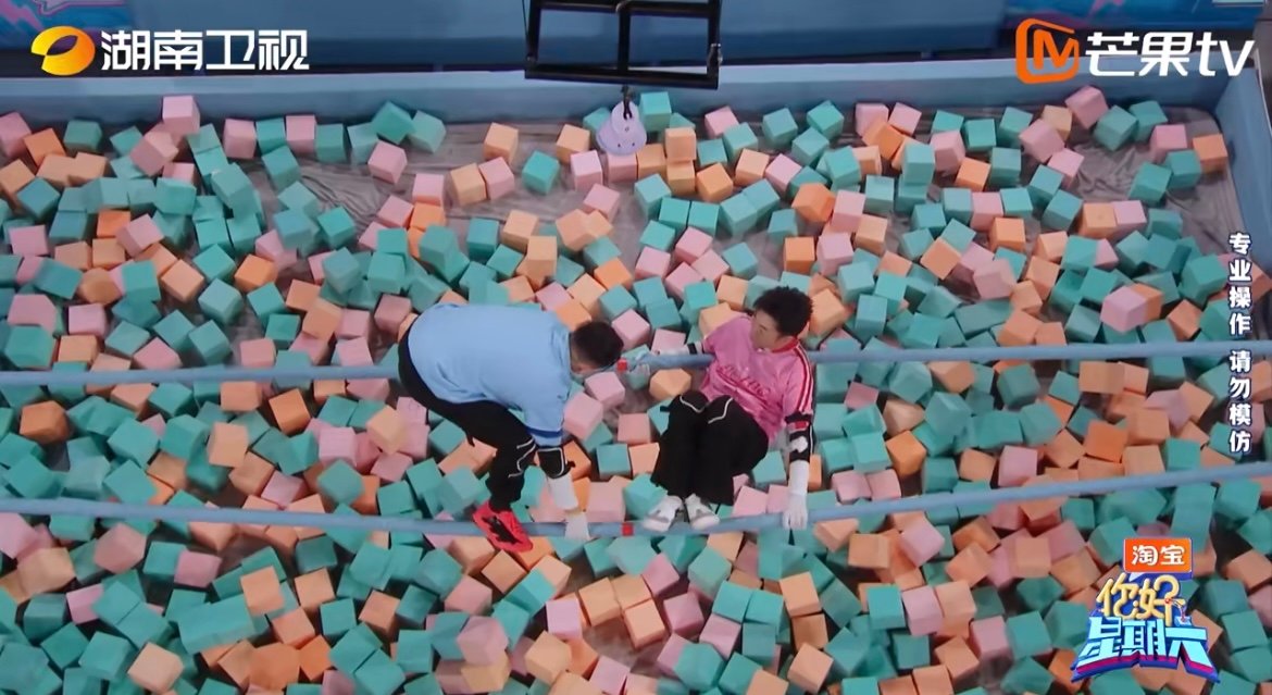 张颜齐净说大实话 麦克风抢夺战杨迪奋力干扰，张颜齐淡定补刀 “迪哥核心颠不了多久