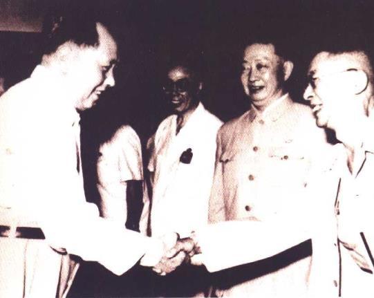 毛主席接见梅兰芳(右二)、老舍(右一)、田汉(右三)