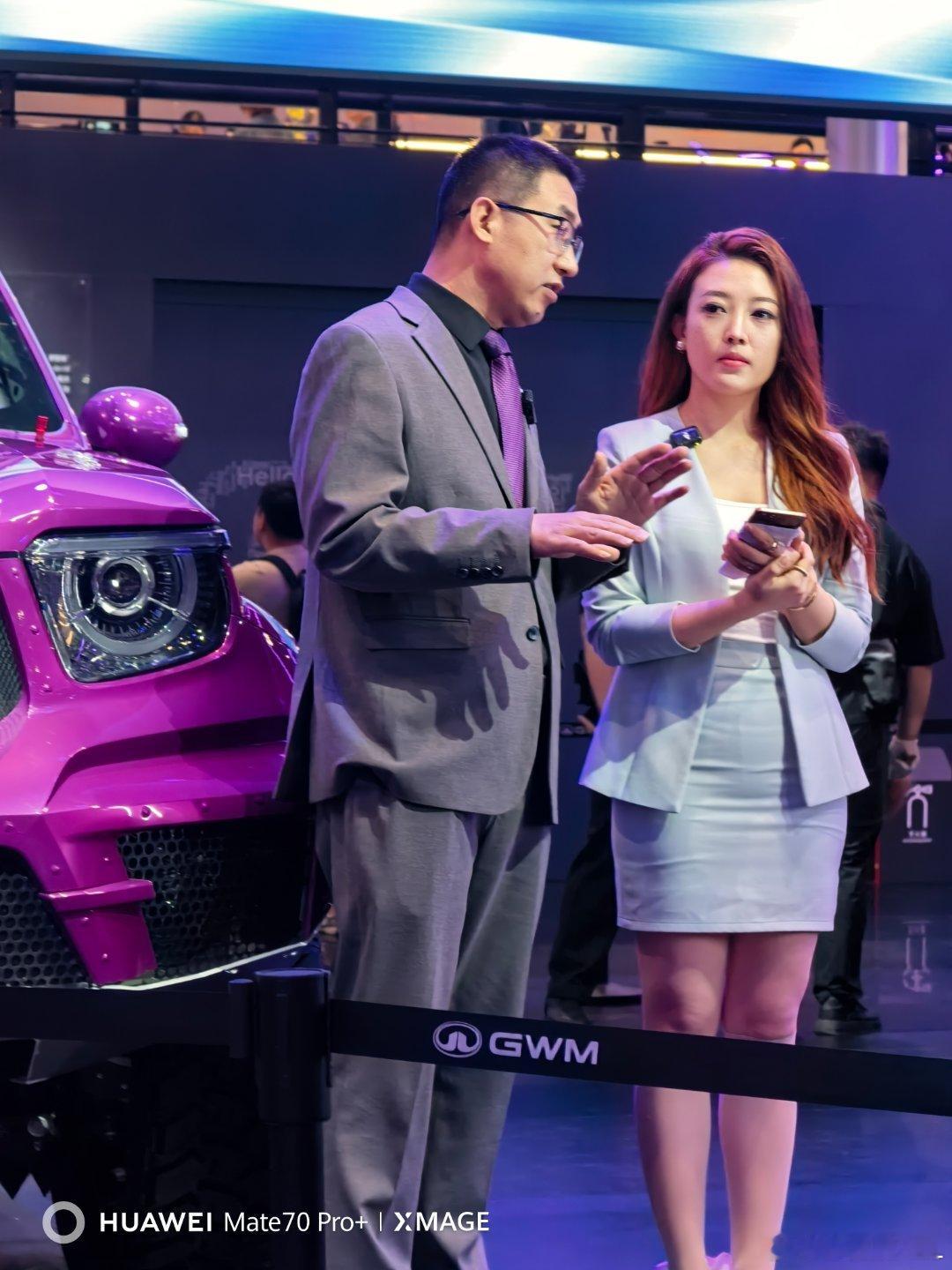 700的马总又跟美女聊上了。