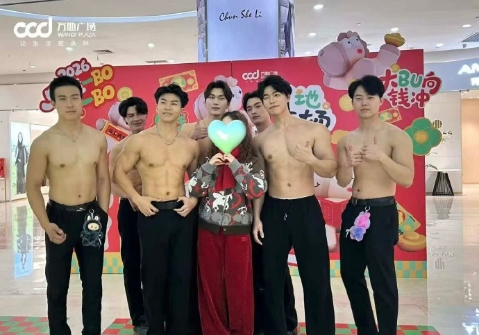 连商场活动都能被说成华为请男模半裸跳舞，这种牵强附会的抹黑也太刻意了。