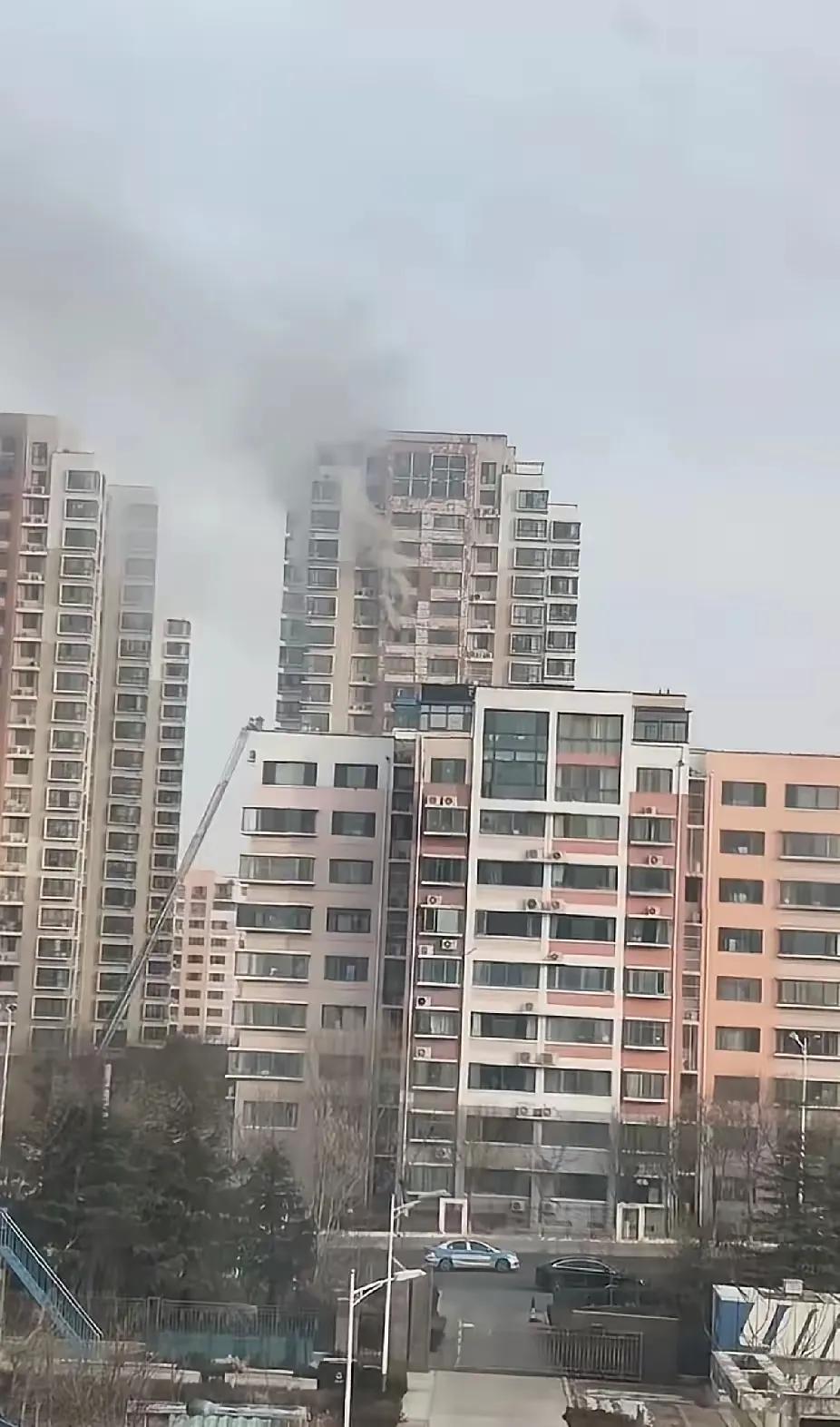 年关将近，东营一小区高层发生火灾，殃及楼上邻居，这个年是过不好了。
你能看出这是