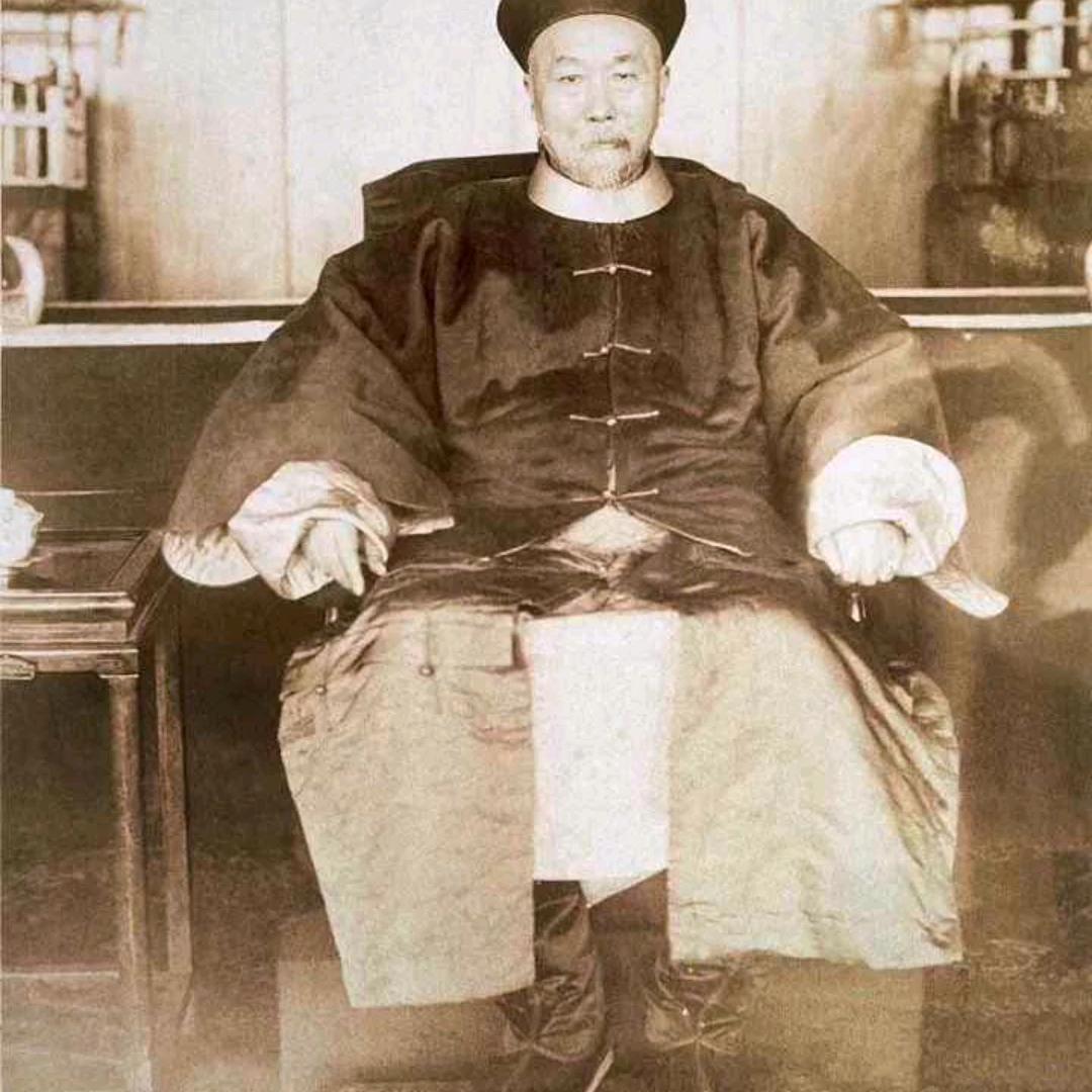 晚清第一个雪茄客   李鸿章


李鸿章在1896年访欧时就常抽雪茄，访法、访英