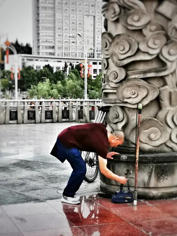 一个男人最持久的魅力，绝不是靠帅气的外表。毕竟颜值会随岁月流逝，再帅也有看腻的一