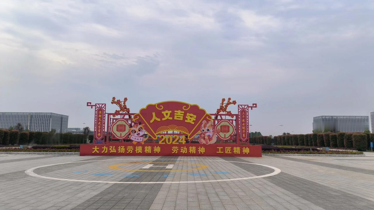 吉安的火车站广场真大
问题，太浪费土地了