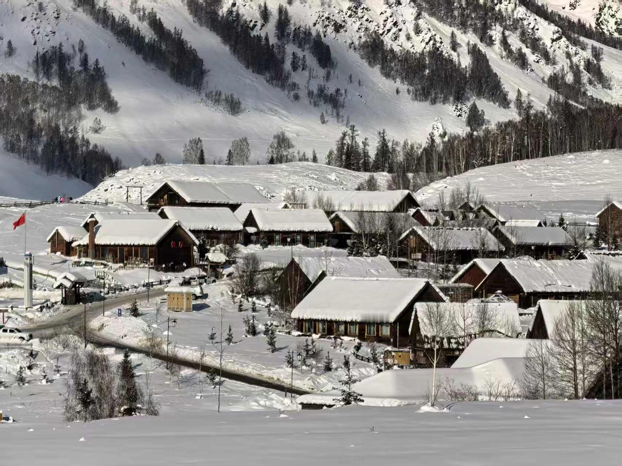 一张照片解锁冬日美景冬日里的夕阳，映衬着新疆边塞小镇的静谧、祥和！