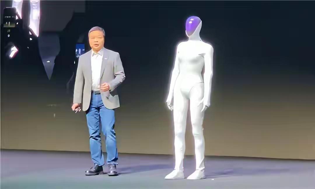 硬核拆腿自证！小鹏IRON机器人打破“真人质疑”
 
小鹏科技日现场，女性人形机