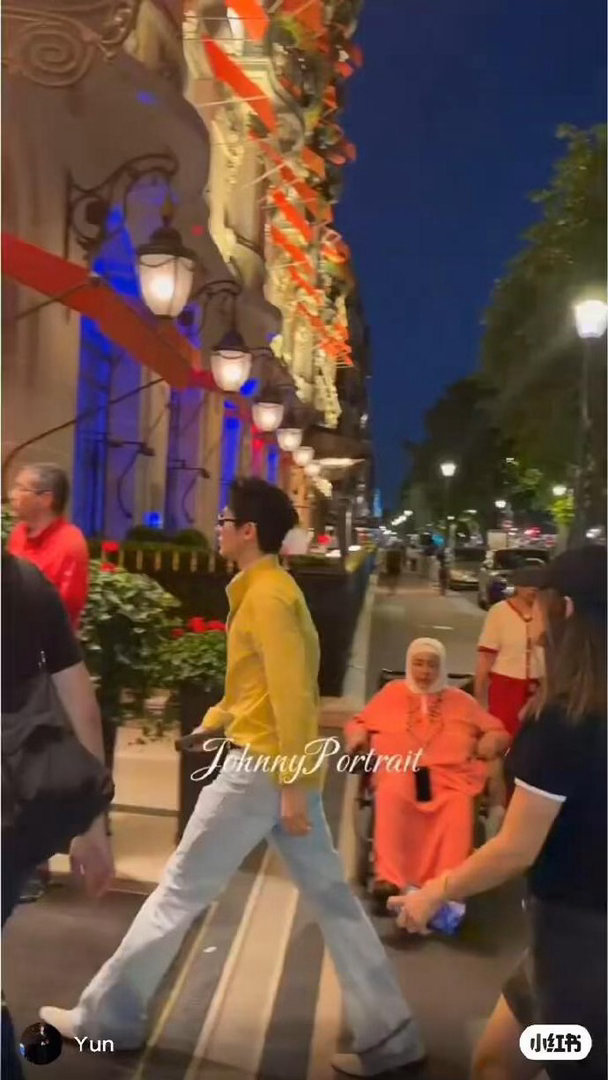 邓为巴黎外拍路透邓为巴黎外拍路透，一大早就这样被邓为狠狠帅到！黄衬衫墨镜造型酷感