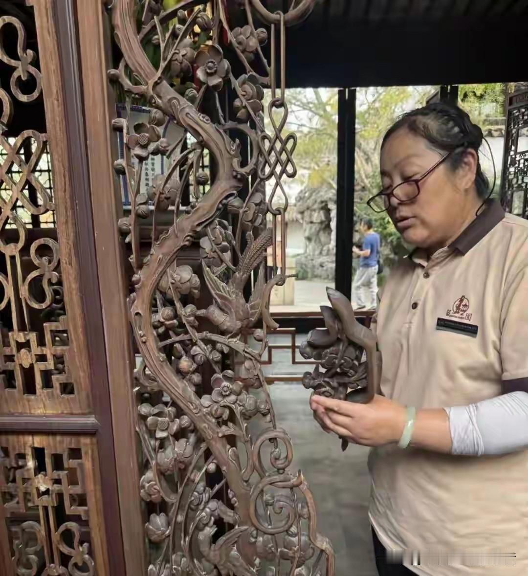 江苏一处古典园林里，一个老先生为了拍照翻进围栏，转身时撞上一块上百年的木雕直接把