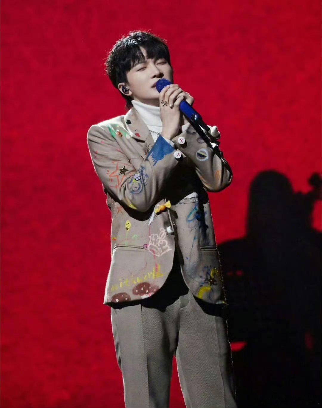 周深新歌医学生进行曲周深最符合医学生的一集 很难有一首歌这么贴合医学生，周深亲身