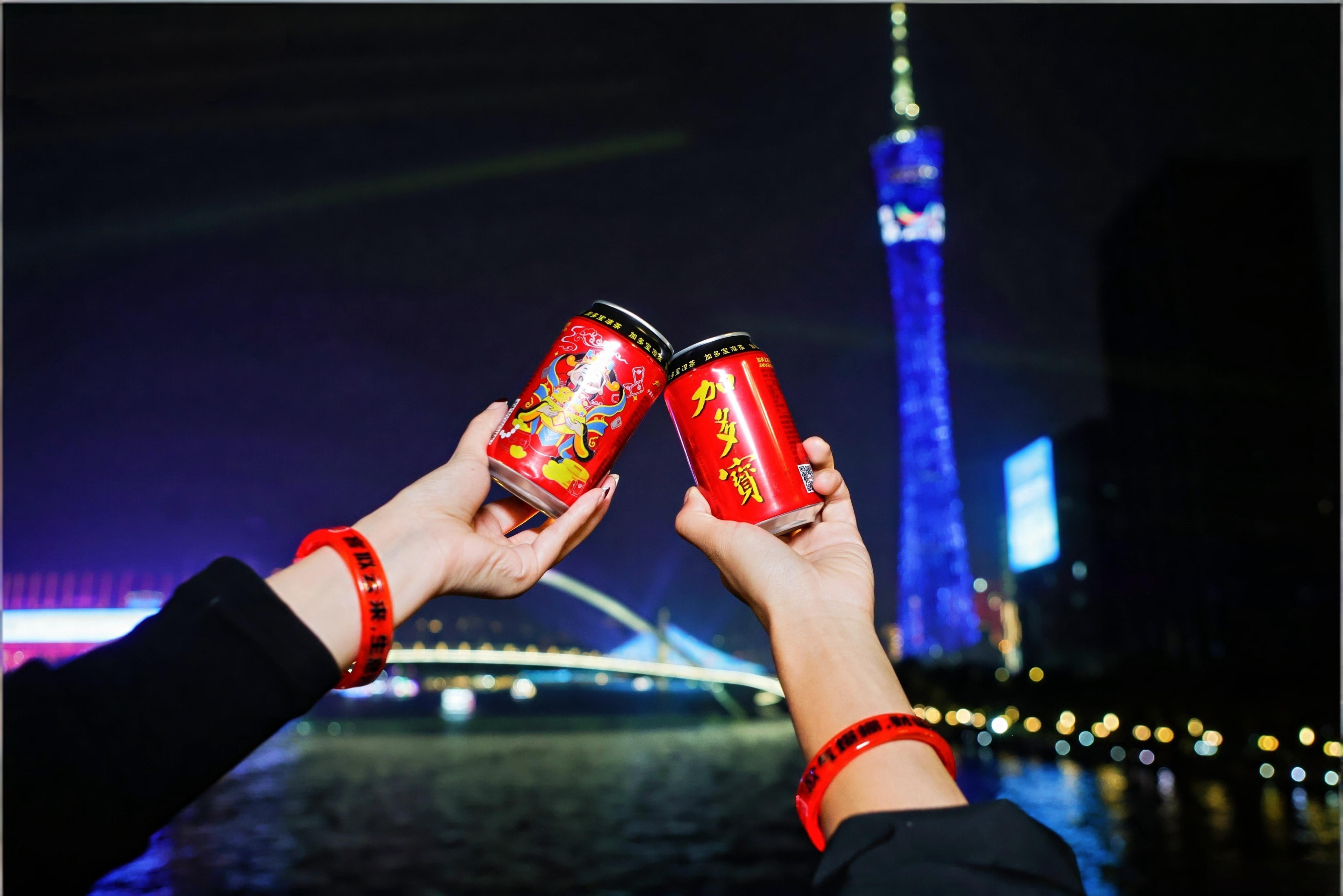 碰响加多宝一起来发财广州塔的财神爷居然是 “潮流达人”！加多宝财神 coser 