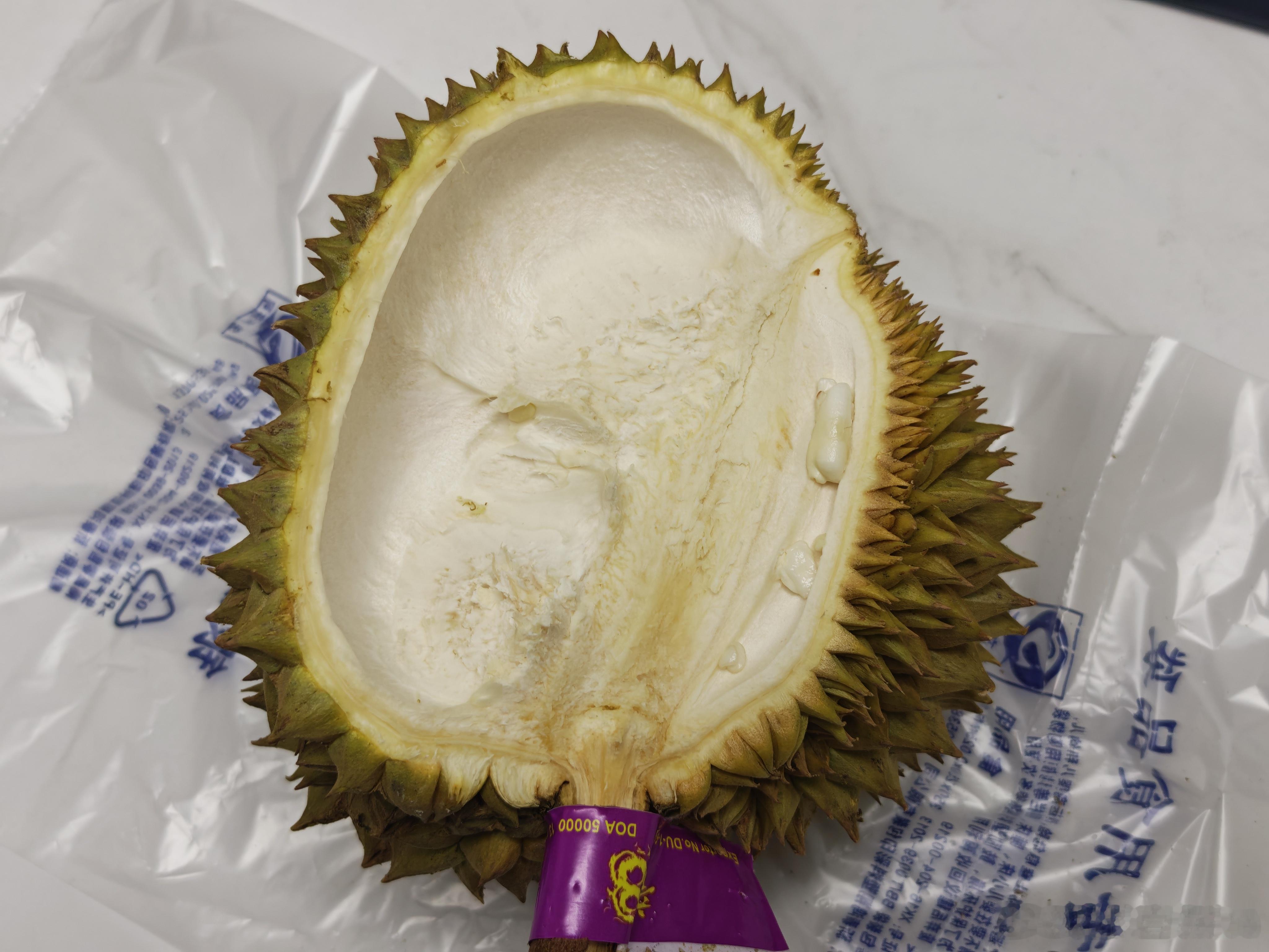 榴莲价格今晚上刚好买了一个榴莲，二十多一斤，熟度和甜度刚刚好，吃起来不会腻，之前