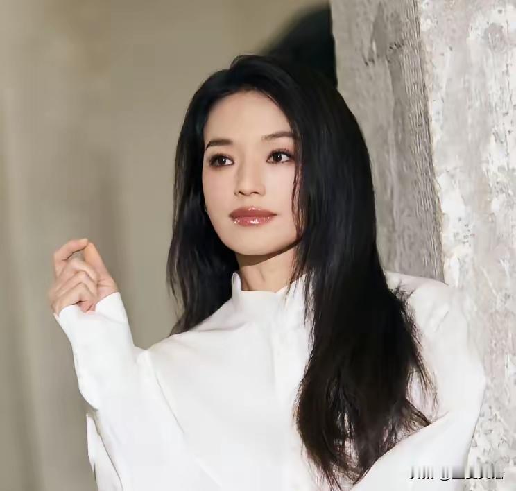6月15日，舒淇引发热议，原因是导演王晶爆料，舒淇曾签约一堆乱七八糟的合约，被柯