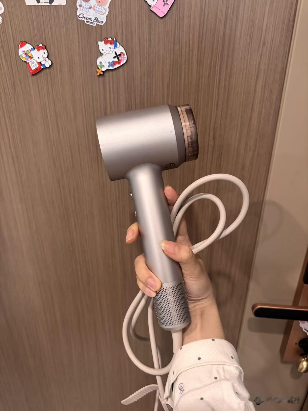 家里只有一个吹风机，结果我和我妈天天抢着用，真的太不方便了！

趁着双十二直接拿