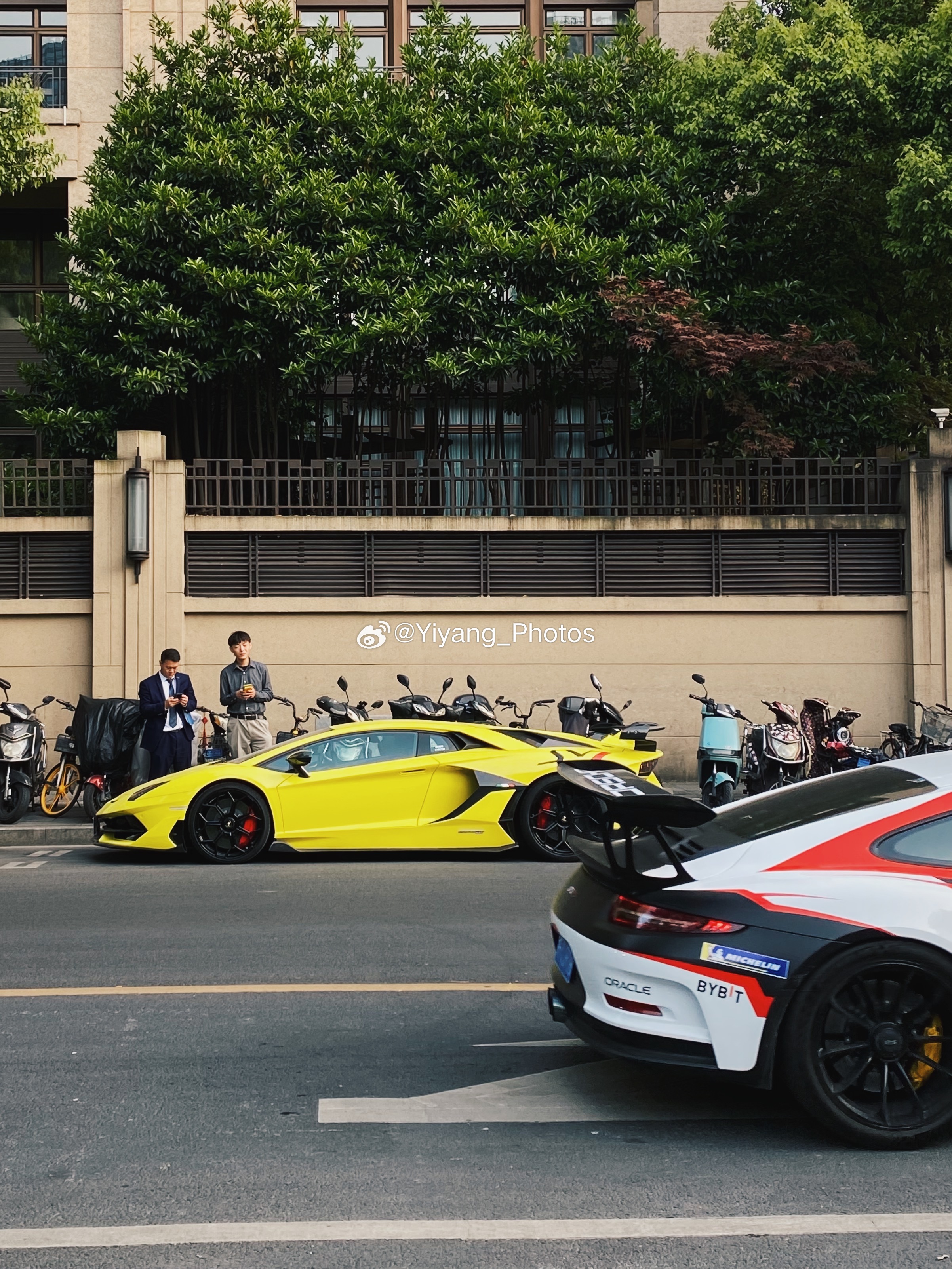 又到了最近遇到的一些车系列时间, 路上见到的一些五颜六色的牛  ​​​