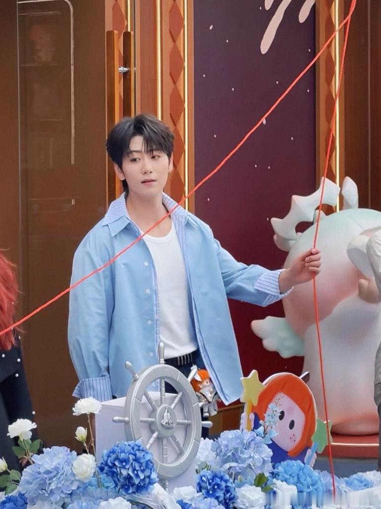 崔雨鑫在三亚续写炽热 三亚偶遇崔雨鑫也太幸福了吧，清爽夏日穿搭配上可爱的玩偶挂件