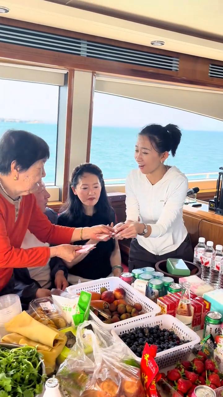 谢谢姥，谢谢姥，谢谢妈，谢谢妈，谢谢。