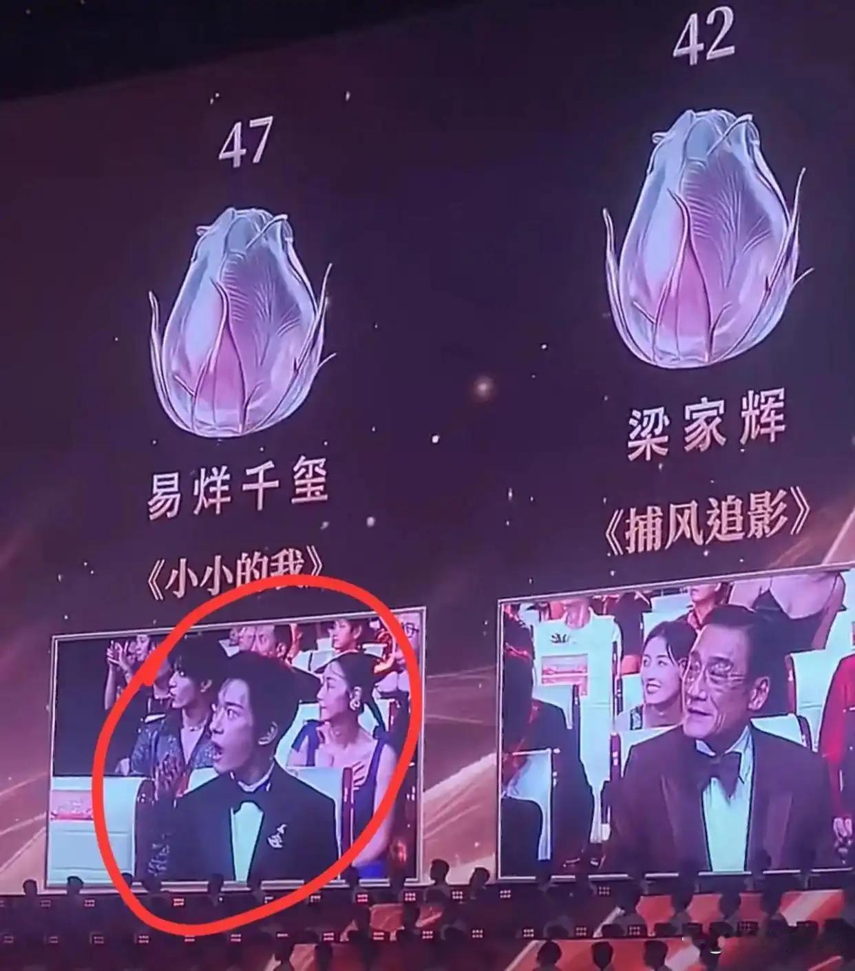 易烊千玺，情商太高了！上台领奖前，他第一反应不是直奔领奖台，反而起身径直走到梁家