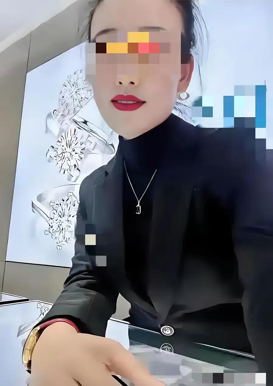 这个图虽然打了马赛克，但隔着屏幕我们都能感受到妥妥的女人味！33岁的年纪，虽然生