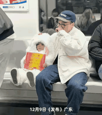 太可爱了！广东，女儿在幼儿园得了一个“好孩子”得奖状特别的高兴，爸爸去接的时候要