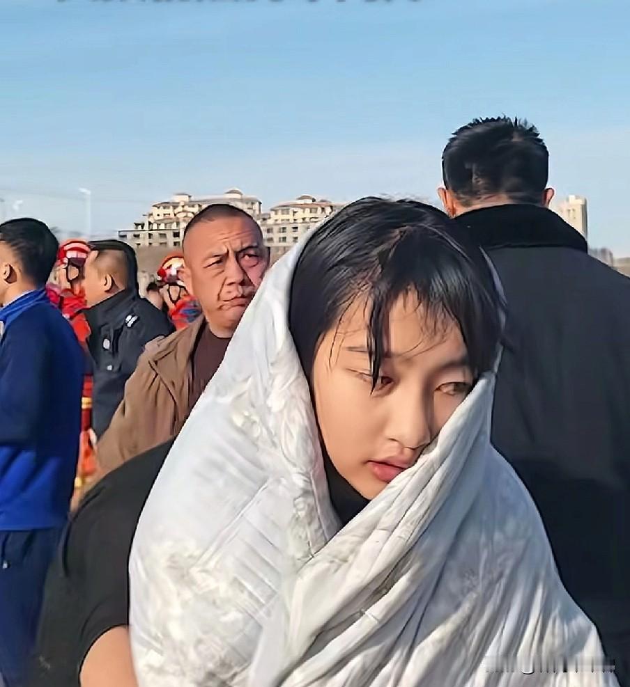 同样是十三四岁的花样年华，深圳的钟建川在伤人，宁夏的李佳婷却是在救人！

同样的