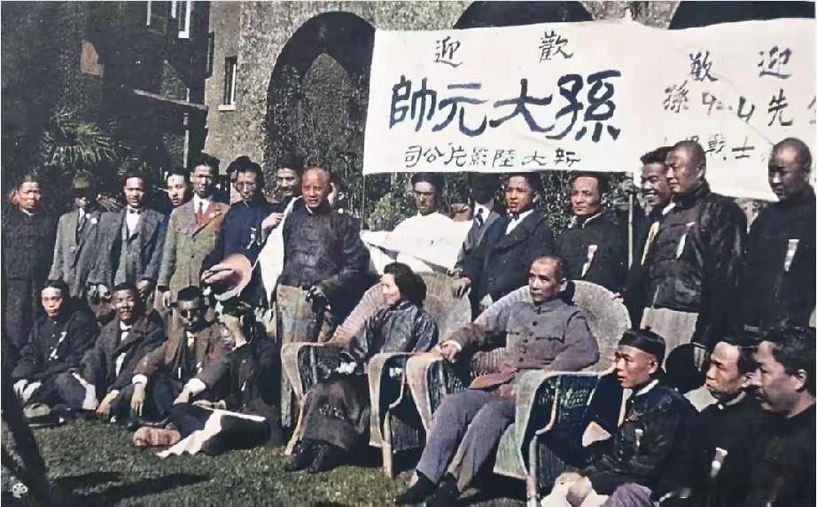 1924年11月17日，孙中山、宋庆龄抵达上海，受到热烈欢迎，这是当时在莫利哀路