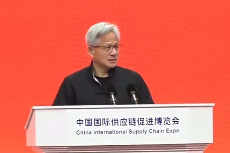 【黄仁勋：唐装秀中文，顶级情商教科书】
 
英伟达CEO黄仁勋，一身上下全是高情