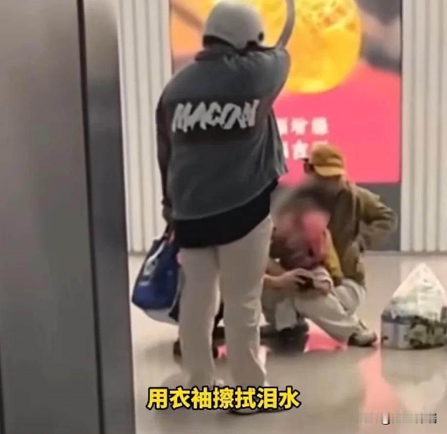 大连一22岁的年轻妈妈带着2岁孩子送外卖，孩子累了想要抱抱，妈妈腾不开手抱，孩子