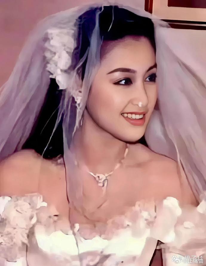 看到章小蕙1988年的婚纱照，才懂钟镇涛当年的心动。简约优雅的婚纱造型，灵动又迷