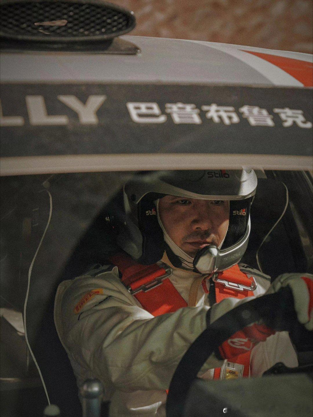 沈腾2句粤语歌学7年依旧0基础飞驰人生3片场唱光辉岁月，粤语烫嘴到打结，练7年还