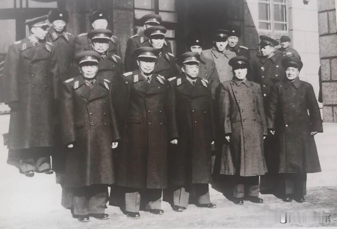 1955年11月17日，沈阳军区参谋长吴信泉陪同中央军委首长到高级炮兵学校视察。
