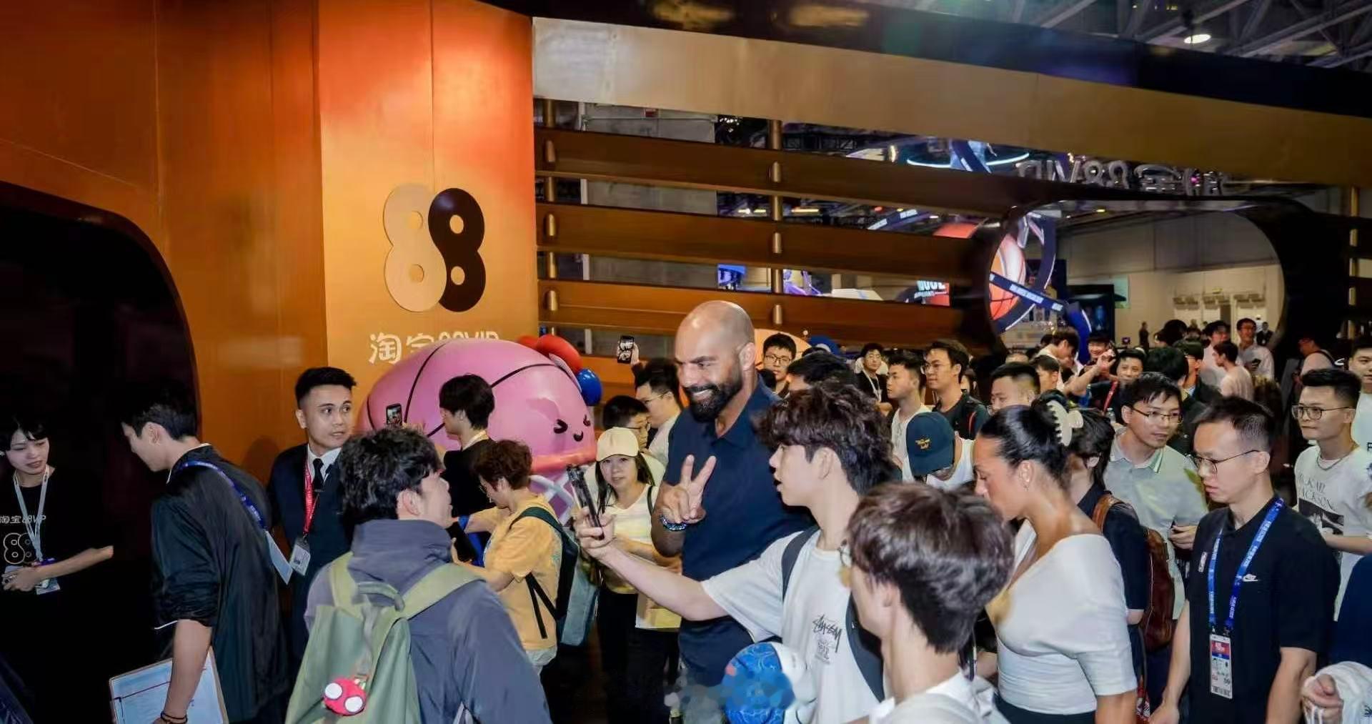88vip这福利我咋才知道球赛还没打响，这边球迷已经玩嗨了！长长的打卡队伍，手里