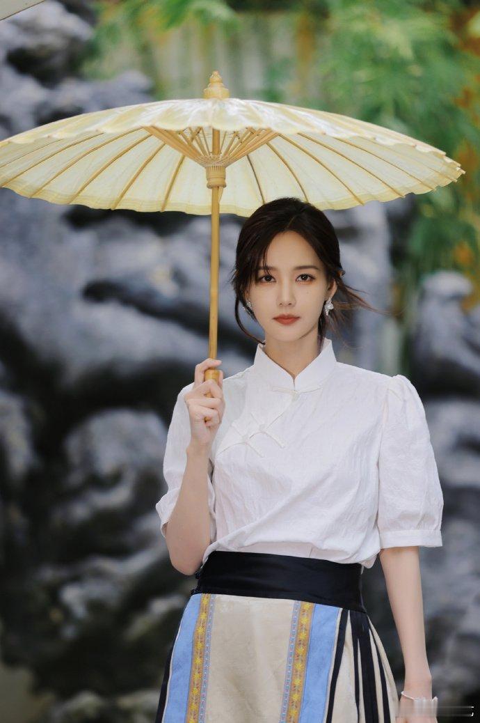 #李一桐新综艺有着落了# 永远都会记得女子推理社上一季收官的时候李一桐湿润的眼眶