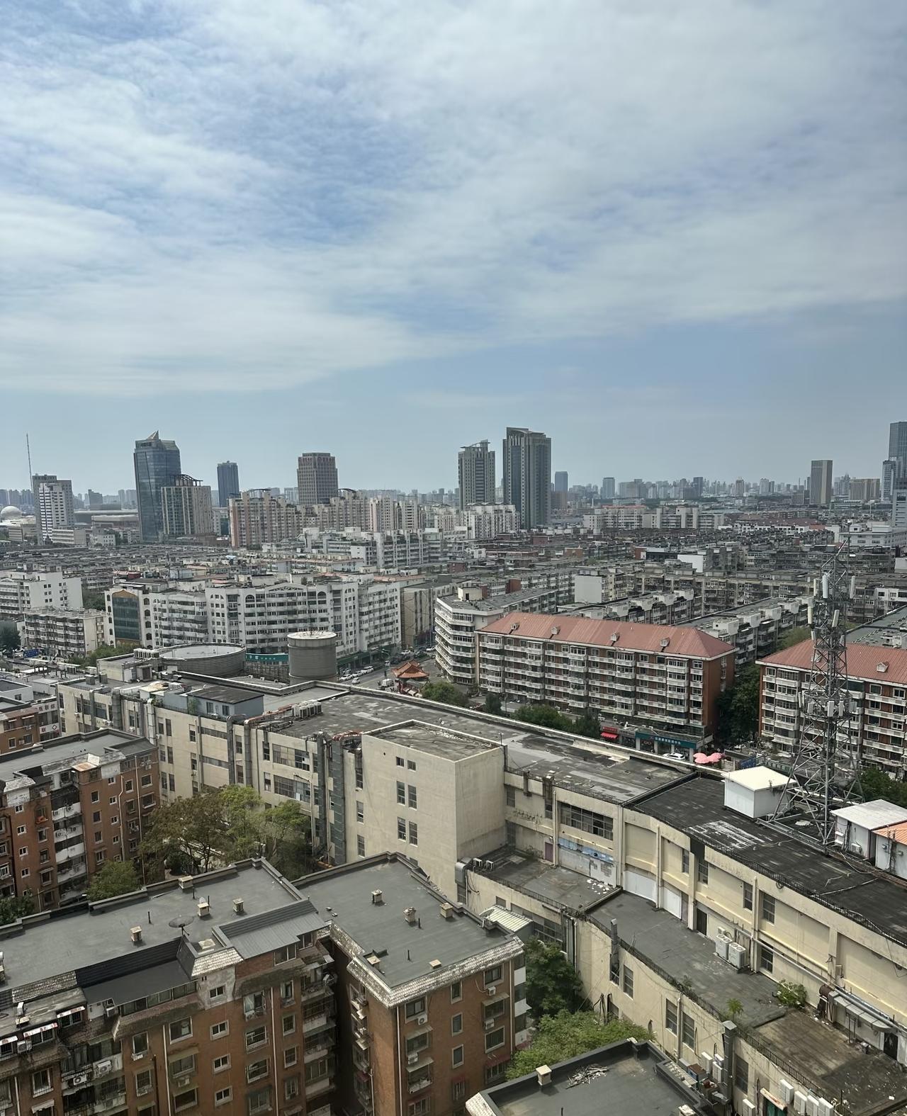 山西的小两口30岁，
在家乡经营刀削面馆多年。
眼看孩子马上就要升小学，
夫妻俩