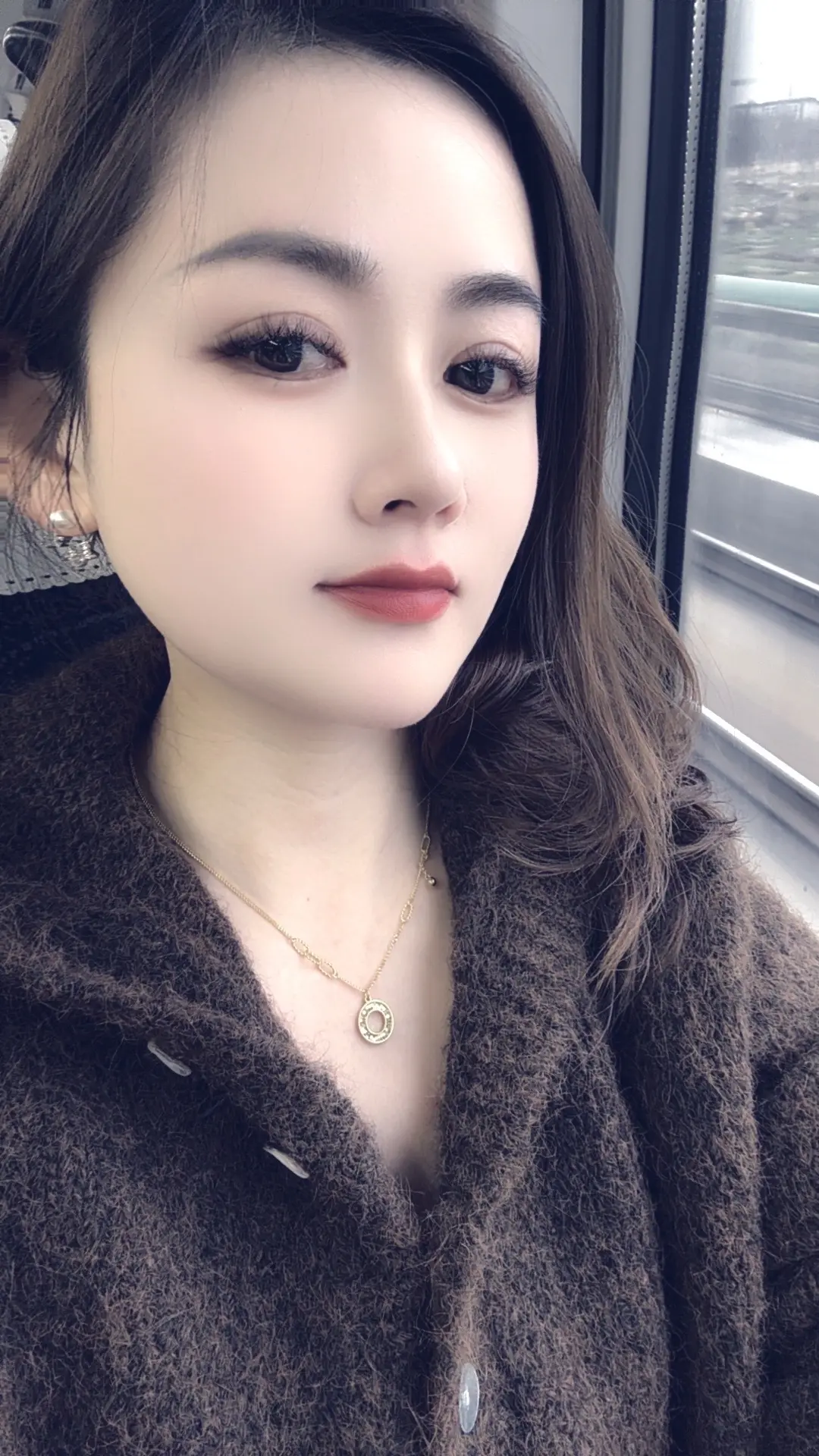 人到中年，没必要把太多的人请进生命里，圈小，事少，挺好挺好！年纪越大越...