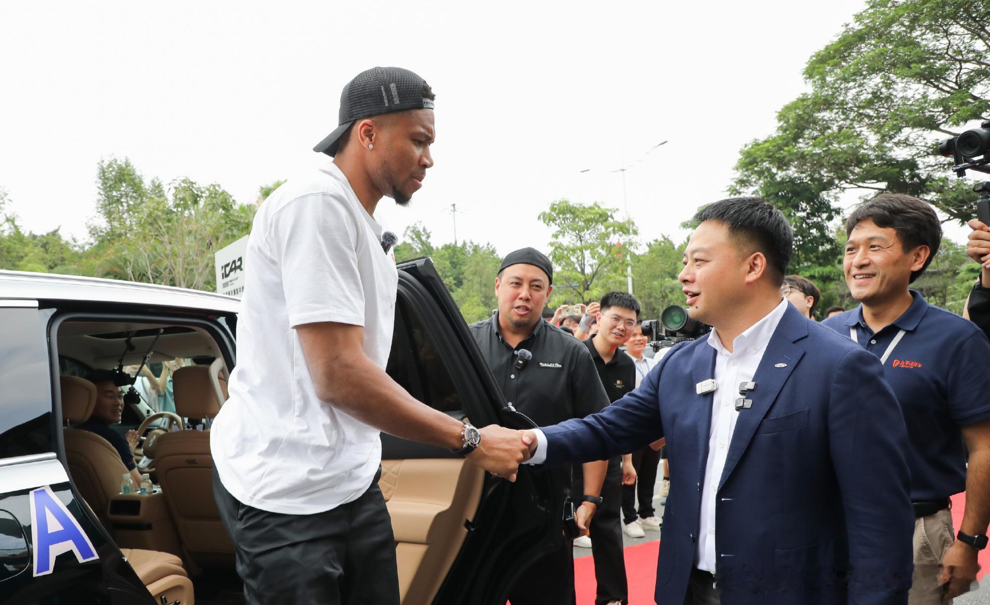 褪去光环专注体验！字母哥作为奇瑞汽车体验官，到访东莞4S店开启沉浸式探店。抛开赛