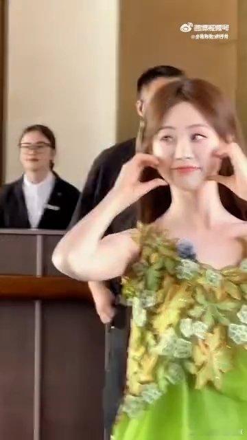 救命，看到祝绪丹浪姐上班造型，已经预感到她会在节目里大放异彩，期待精彩舞台，冲。