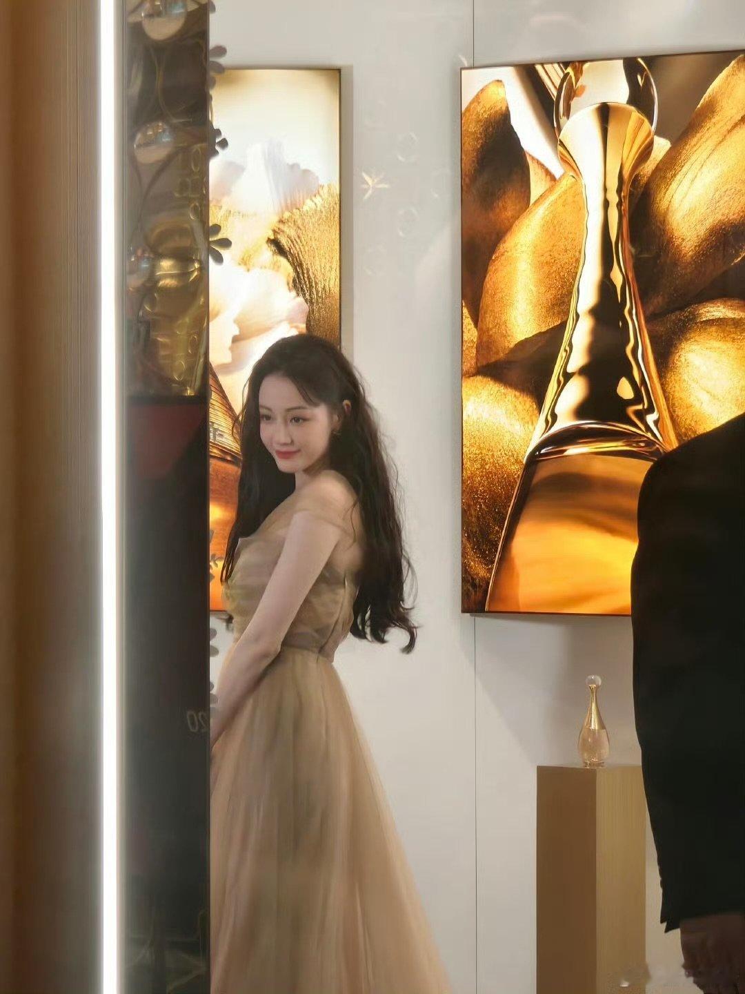 迪丽热巴鎏金美神降临鎏金美神降临 热巴这身造型太绝啦哈哈哈 ​​​
