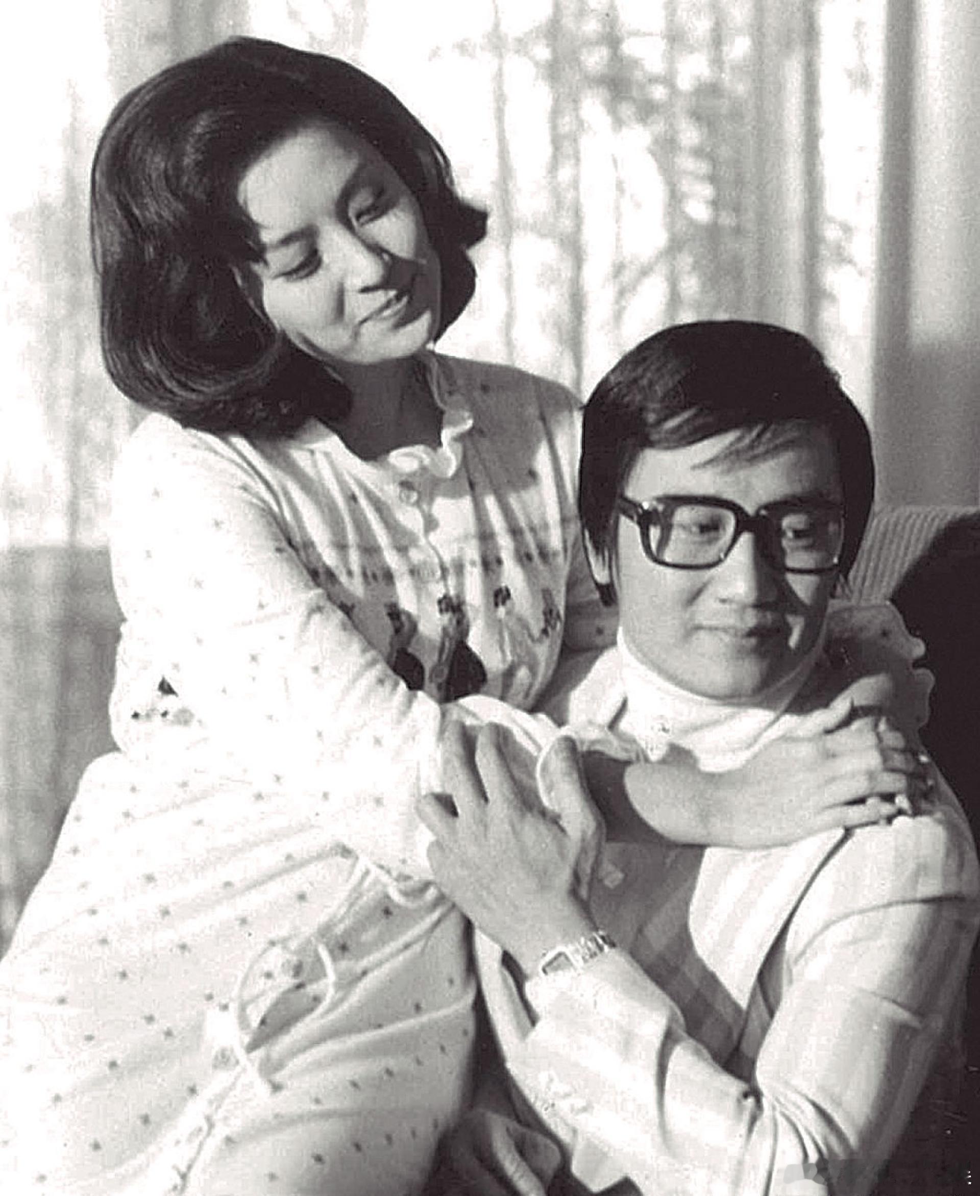 前妻甄珍回应谢贤去世前妻甄珍得知谢贤去世当场落泪 据港媒，谢贤第一任妻子甄珍得知