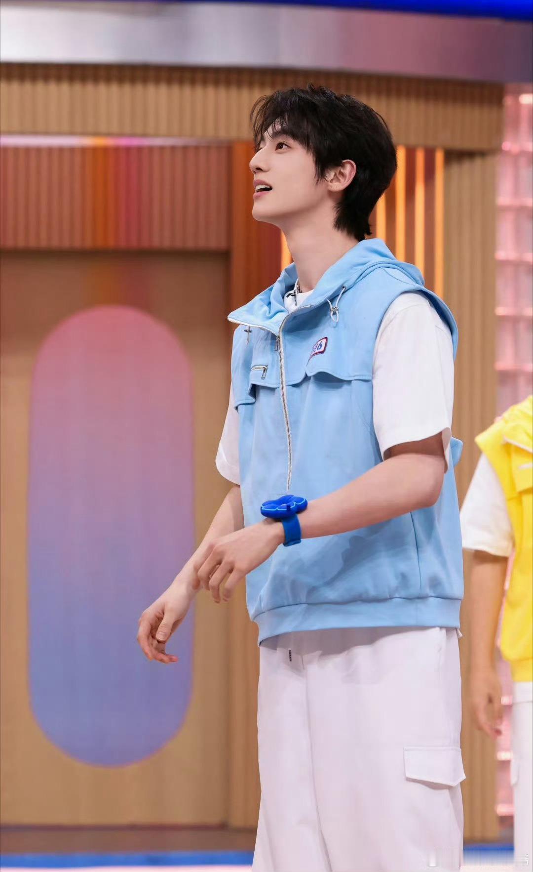 赖伟明一秒嘻嘻一秒不嘻嘻 被赖伟明这一秒表情切换可爱到了，以为答对开心嘻嘻，下一